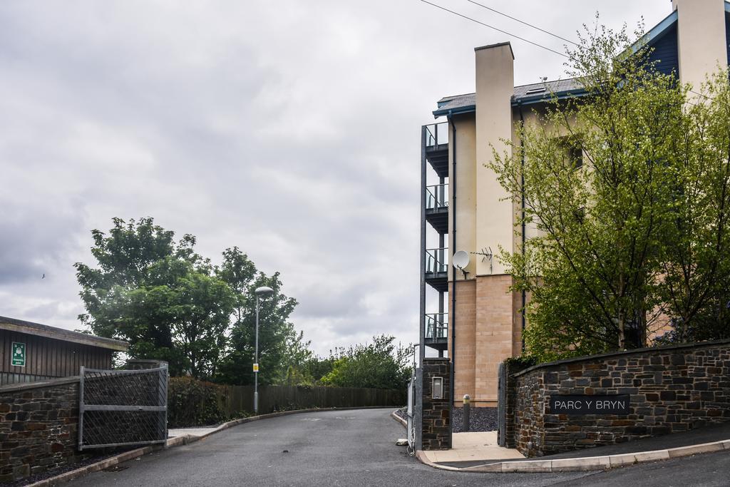 Parc Y Bryn Serviced Apartments Аберистуит Экстерьер фото